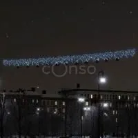 Новогодняя перетяжка из гирлянды «Бахрома» и пластиковых шаров
